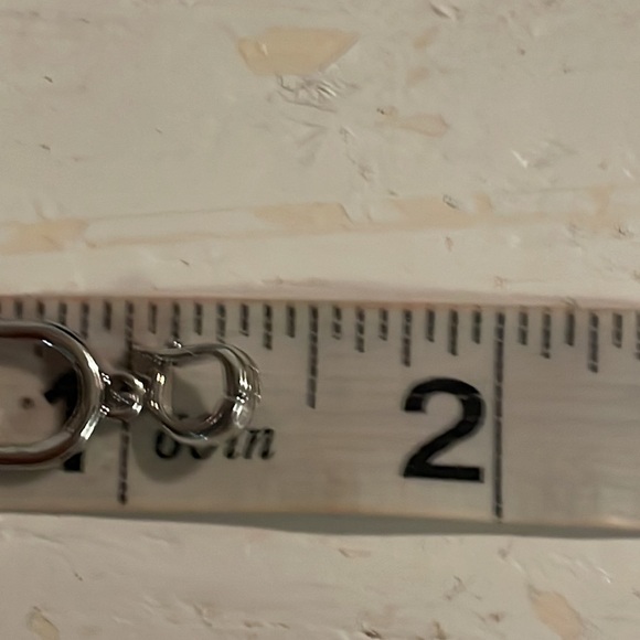 1.25” silver tone heart shaped pendant & 28 prong set crystal setting - Picture 7 of 8